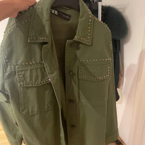 Jeansjacka zara - Köpte för längesen men har aldrig använt, köpte för ungefär 750kr har jag för mig. Storlek s men passar mig som har xs och passar även m 
