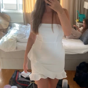 Vit klänning hello Molly  - Vit klänning från hello Molly använd endast en gång 