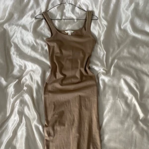 Klänning - Säljer denna snygga klänningen. Man kan ha den som både lång- och kort klänning! 👗