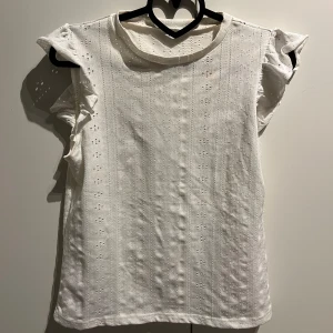 Vit blus  - Nu säljer jag denna fina blus!💘 Jag säljer den eftersom att den inte kommer till användning längre😕 Denna tröja tvättas innan leverans!💓 Hör av dig vid intresse💗