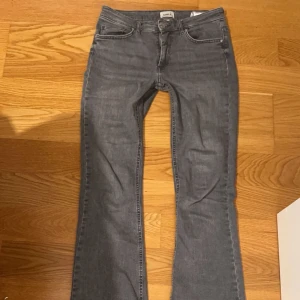 Grå jeans från Only - Jeans i modellen flared midrise från Only, Använda sparsamt då de inte riktigt var min stil, väldigt stretchiga❤️  Pris kan diskuteras🫶🏼 skriv för mer info
