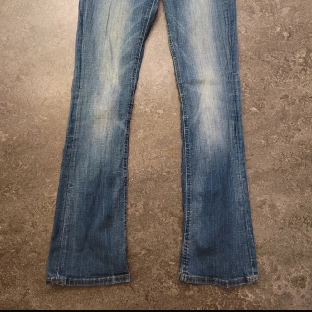 Snygga och unika low waist bootcut jeans ifrån lee som sitter jätte snyggt, storlek 28/31 !! Inga defekter. Jeans & Byxor.