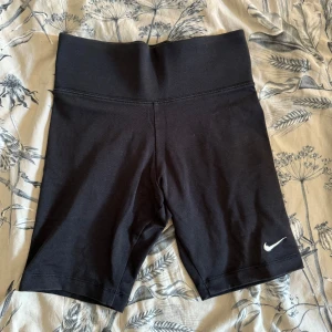 Nike träningsshorts  - Korta träningsshorts från Nike.  Fint skick, stl XS men skulle säga att dom passar också liten S.
