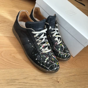 Maison margielas - Tja säljer nu mina riktigt trendiga å schyssta maison margielas då dom börjar bli för små för mig!. Skorna är i bra skick och inga slitningar osv. Storlek 41 box ingår. Skriv för mer info