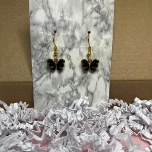 Svart fjärils örhänge #2 - Svart fjärils örhänge, nickelfria.