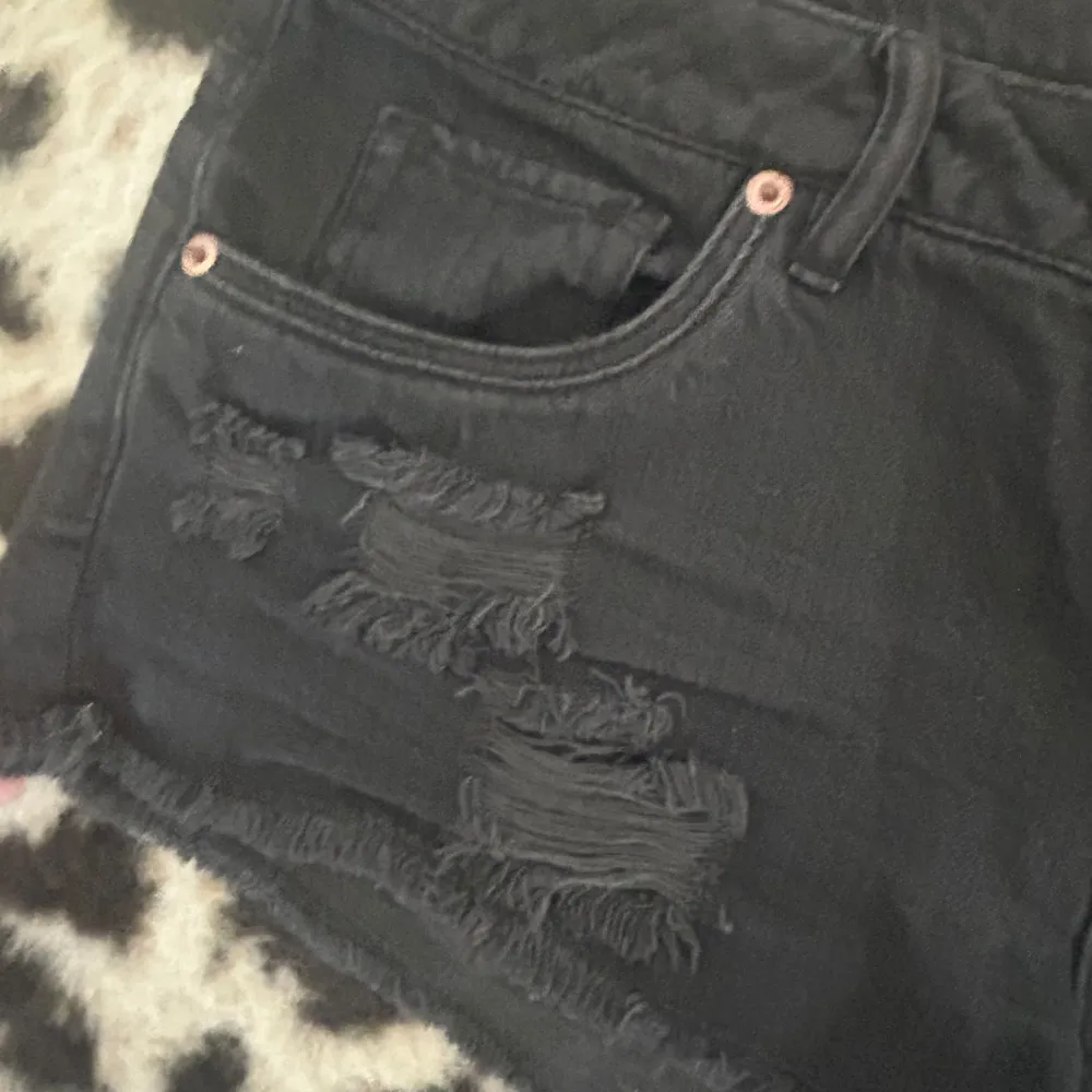 Coola lågmidjade jeansshorts från lite äldre hm. Ganska korta och i storlek 36❤️. Shorts.