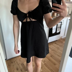 Sommarklänning - Jättesöt sommarklänning från H&M med knytdetalj framtill. Strl 38, passar även 36. Använd endast en gång, säljer då jag inte får användning för den.