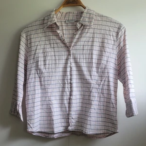 Blus - Väl använd. Lite kortare armar med slits. Ljus beige/aningen ljus rosa i mönstret. XL men känns som medium tycker jag. 