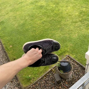 Lanvin - Tja säljer mina lanvins då jag är sugen på nått annat, de är riktigt feta, skicket skulle jag säga är 7/10 då de är en liten flaw på cap toen! Ny pris ligger på Rundt 4k, mitt pris 2,299! Tveka inte på att höra av dig🙌🏻