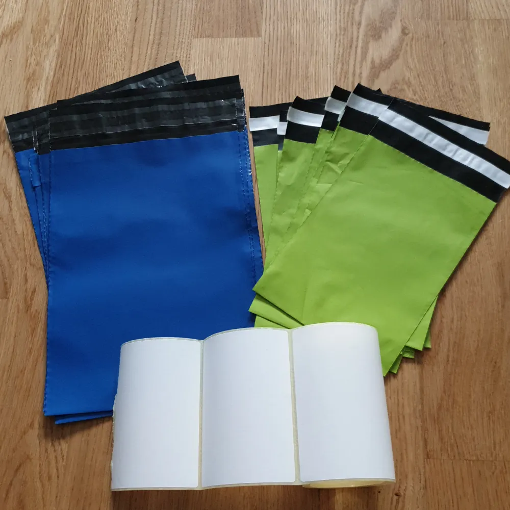 Mailingbags/postorderpåsar  Antal och storlek 10st blå storlek: ca 16,5×27cm  10st grön storlek: ca 12×21cm  +20st adress ettiketer/transportetiketter lappar. Med klister.  Skick: nya/oanvända . Övrigt.