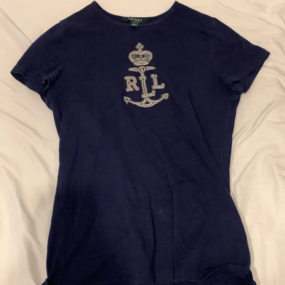 ralph lauren t shirt med fina detaljer.. T-shirts.