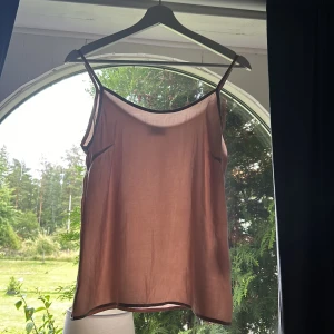 Rosa/begie linne - Säljer ett linne från VILA som är rosa/beige men mer åt de rosa hållet. Använd sparsamt 