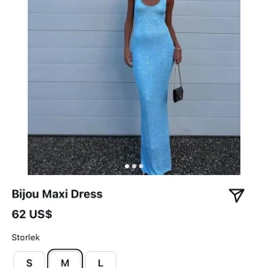 Klänning  - Klänning med paljetter. Inbyggd underklänning. 