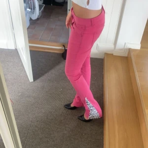 rosa jeans - rosa jeans, har sytt själv. det var ett hål vid en skärp ögla med det är lagat och syns inte. dem är bootcut och low waist. säljer billigt pga att det är första annonsen. 