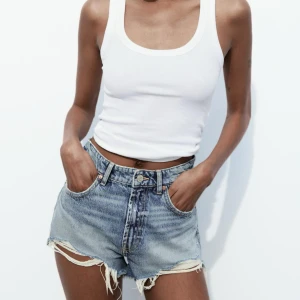 Blåa zara jeans shorts - Ett par blåa jeans shorts från zara, använda fåtal gånger💞säljer då dem e försmå, priset går att diskuteras