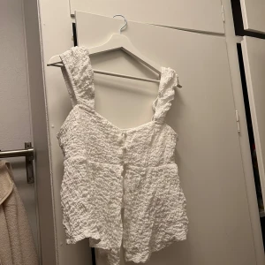 Vit topp från Gina tricot i strl L - Använt en gång, strl L