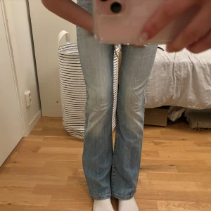 Assnygga jeans med låg midja🥰 - Skutsnygga jeans ifrån bigstar🥰innerbenslängd:77cm midja:35cm❤️jag är 170 för preferens!pris kan diskuteras!!!!