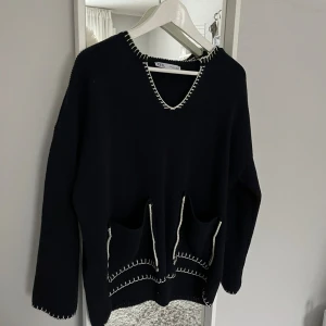 Stickad tröja zara - Marinblå stickad tröja från zara i stl S