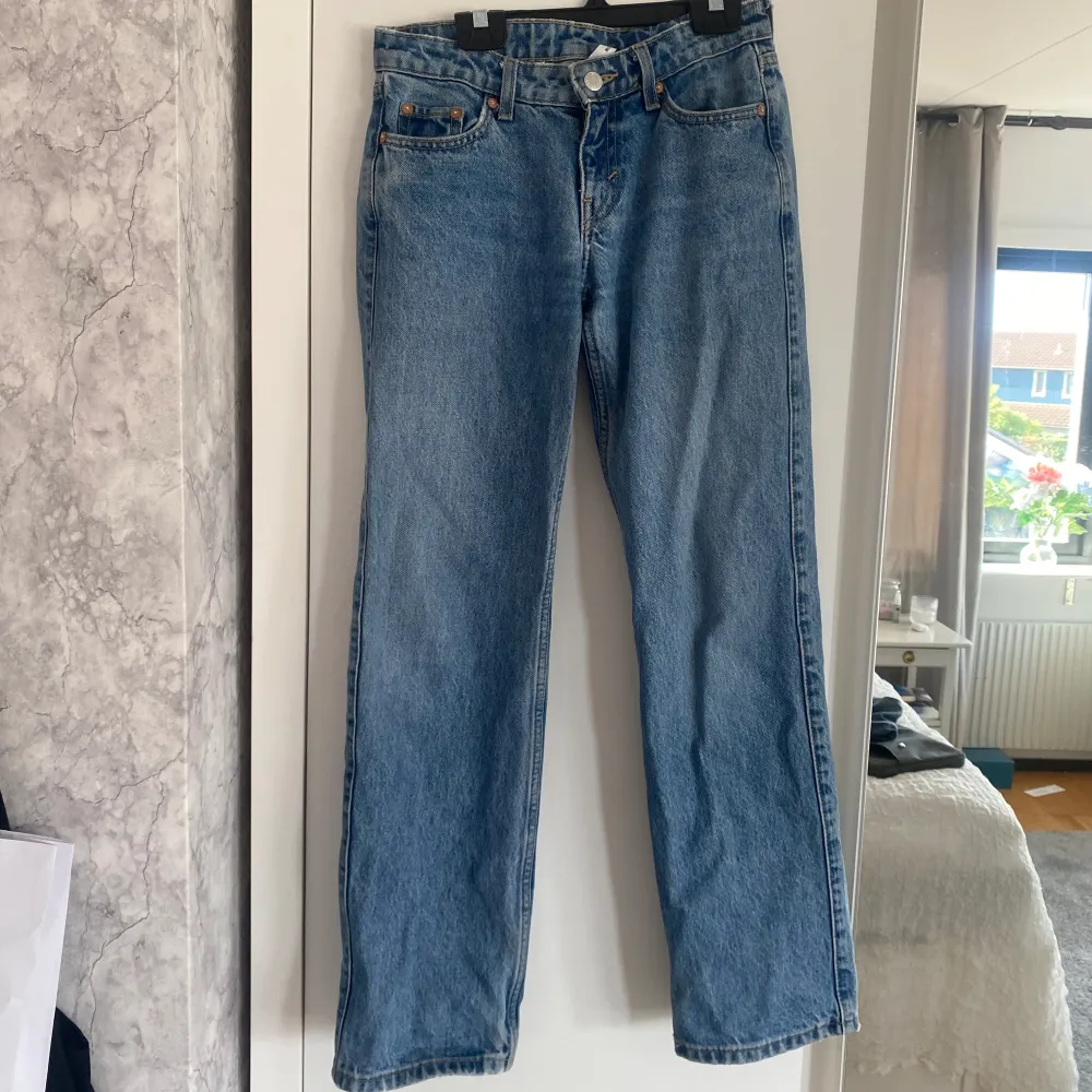 Säljer nu dessa jeansen! Otroligt fina jeans som jag tyvärr växt ur. De är lite smått slitna nere vid fötterna men annars väldigt gott skick! Det är modellen Arrow med låg midja. 💓. Jeans & Byxor.