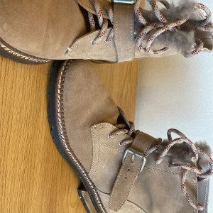 Fina skor💘 - Jättebra och fina skor som köptes utomlands cirka 1 år sen använde inte de så mycket