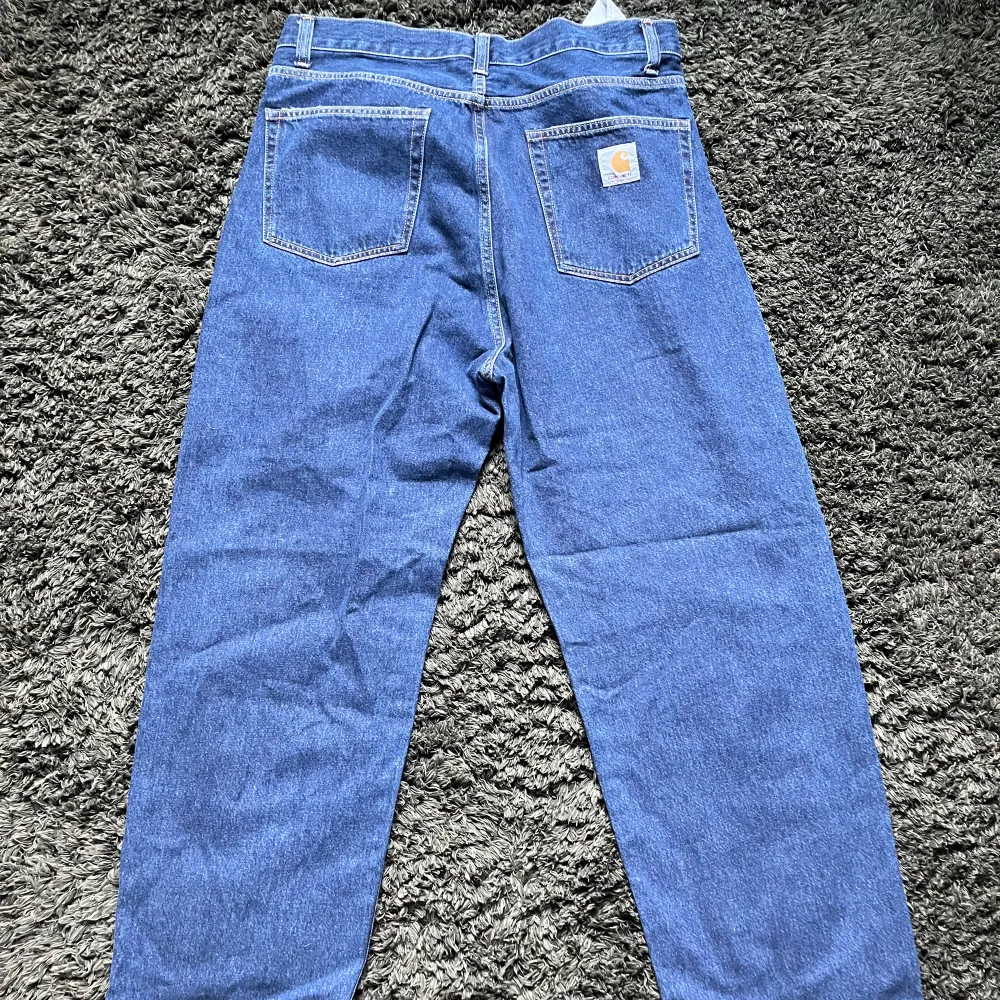 Carhartt Landon pant i storlek W32. Loose fit. Perfekt skick, inköpspris 1000kr. Skriv för frågor eller fler bilder.. Jeans & Byxor.