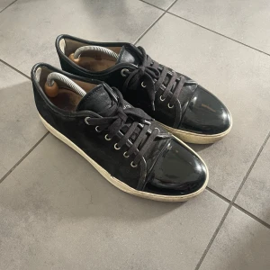 Svarta lanvin - Ett par använda lanvins men har mycket kvar att ge! Det är storlek 8 dvs 42-43 Det är en liten defekt på ena sulan vilket man ser på bild men annars väldigt fina. Det tillkommer dust bag men tyvärr inte boxen som försvann i flytt.