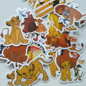 Klistermärken/stickers Motiv: lejonkungen, Disney  Antal: 18st  Skick: ny/oanvänd  Kul att använda till pyssel, scrapbooking och annat. Kan tex användas till att dekorera din bärbara dator, skateboard, resväska, etc. 