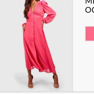 Rosa lång klänning - Klänning ifrån boohoo i storlek 40, men sitter som en 38 då jag skulle säga att den är liten i storleken. Den är endast provad och prislappen är kvar💞