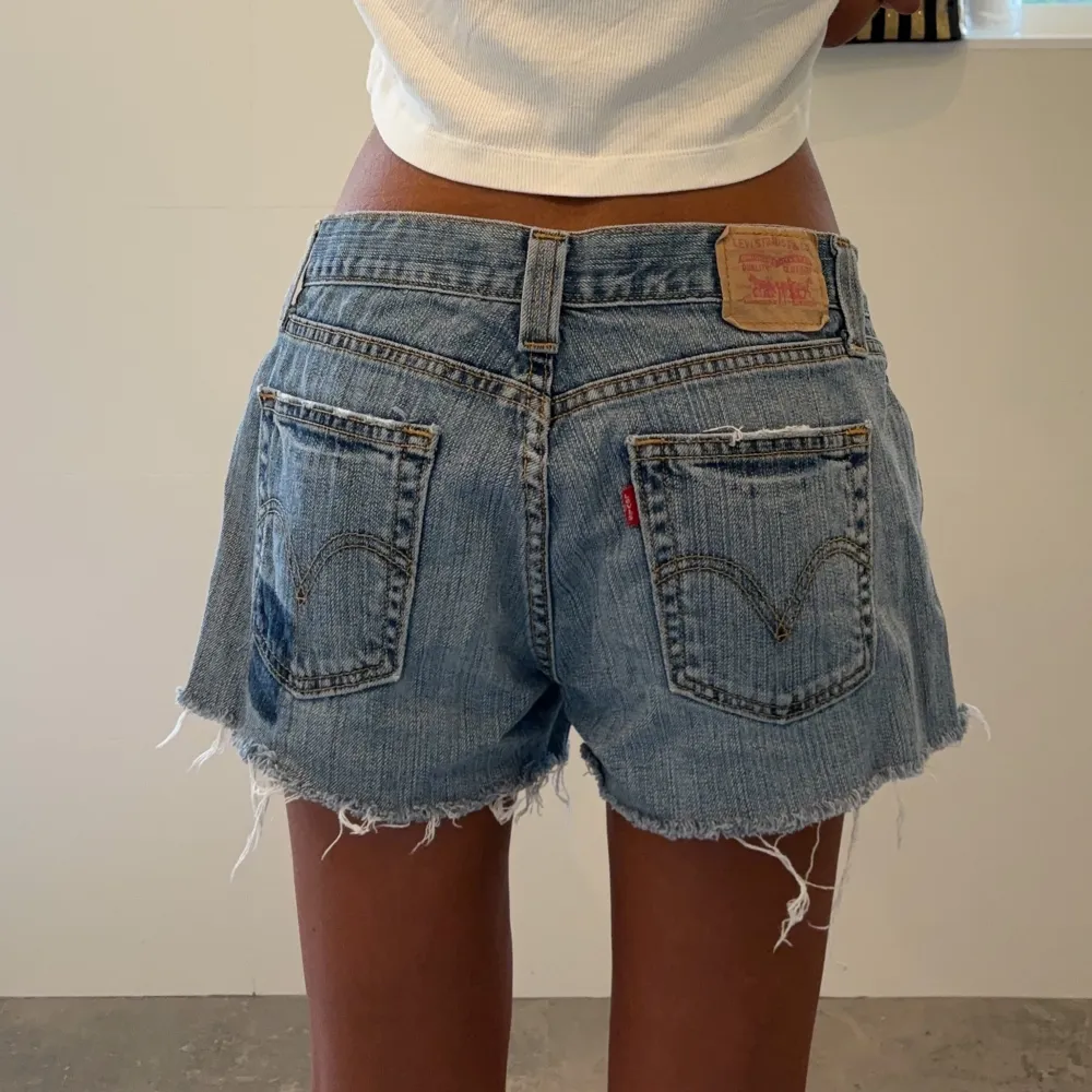 Lågmidjade jeansshorts från Levis, passar strl s/m. Midjemått 84 cm.. Shorts.