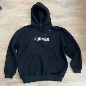 Hoodie Former - Säljer en hoodie köpt på Junkyard av märket Former i storlek S men sitter oversized.