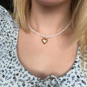 Så fint halsband som jag gjort själv, vita pärlor med guld detaljer! halsbandet säljs även på min andra Plick: smyckenbykarlsson