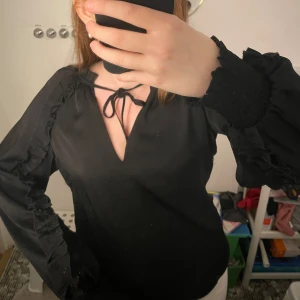 Blus - Superfin svart blus från Kappahl storlek xs