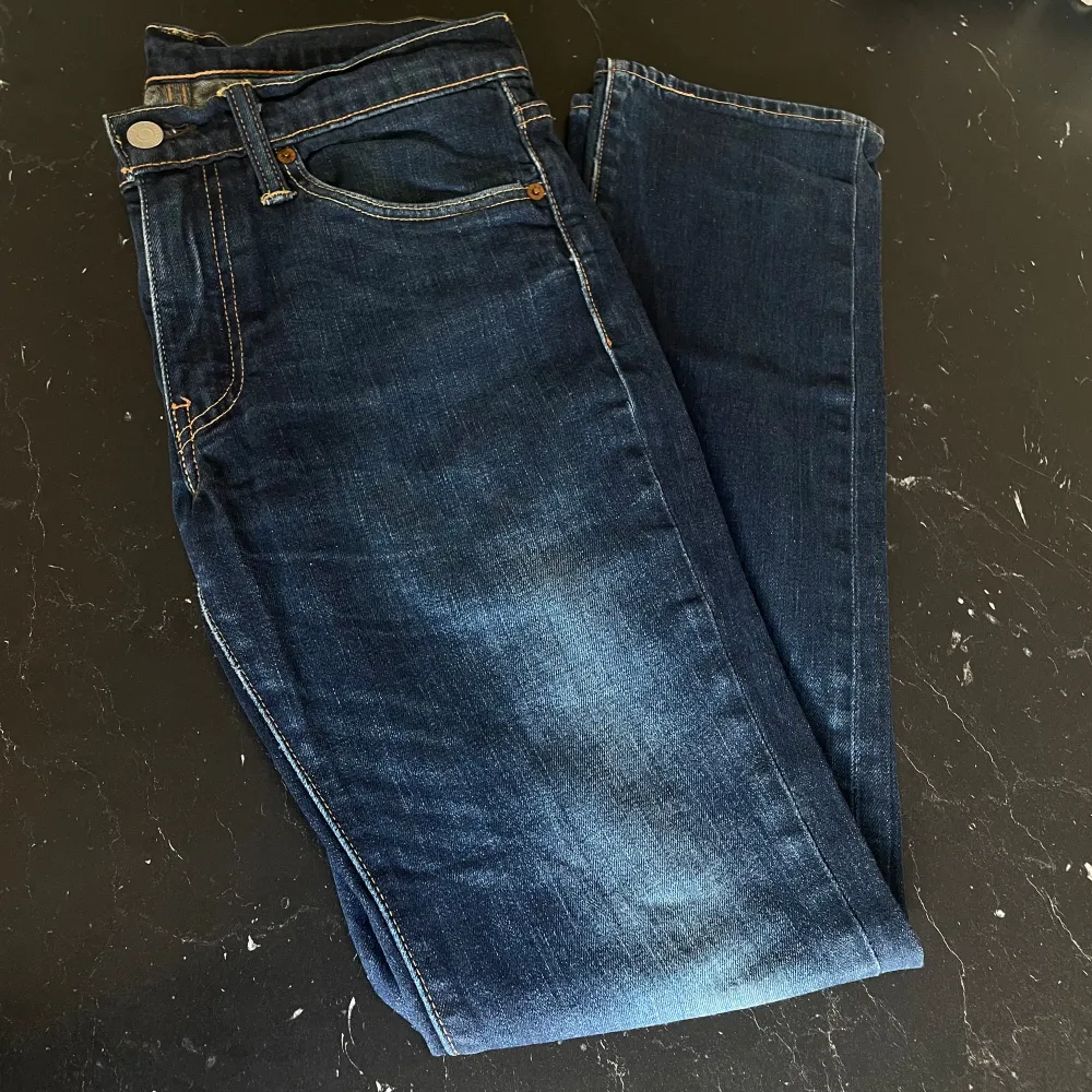 Säljer snygga Levis jeans i toppskick Lite mindre än vad 31-32 brukar va  Skicka prisförslag om nuvarande ej passar 😇 Fraktas eller mötes i Oskarshamn . Jeans & Byxor.