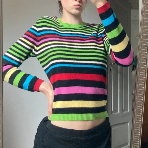 Stickad tröja - Jättefin färgglad ullstickad tröja från märket United colors of Benetton. Knappar på sidan av axeln. Den är i Nyttskick då jag endast har testat den!💓