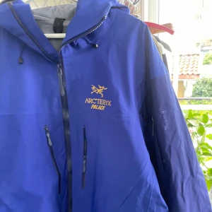 Arcteryx X Palace - Arcteryx X Palace skid-/regnjacka, svinbra skick strl XL