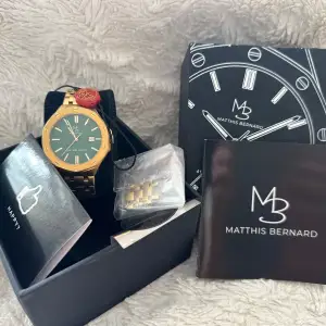 Matthis Bernard ZG Wimberdon Limited Edition klocka & begränsat antal med numrering 014/030 & 316L rostfritt stål 41mm hölje med ädel guldfärg med en tidlös smaragdgrön urtavla & robust reptåligt safirglas & Swiss Ronda 505 urverk.