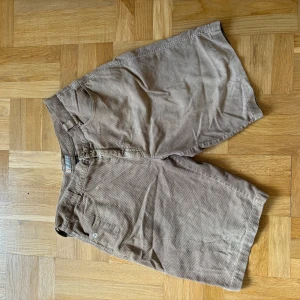 Manchester shorts - Baggy Manchester shorts i ljusbrun. Sitter som polar big boy shorts. Size M. 