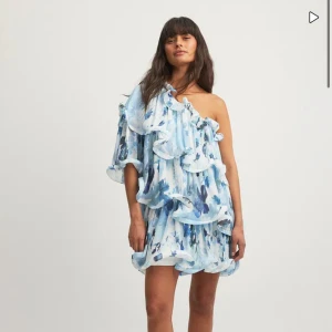 Nakd klänningen  - Säljer nu den här underbara klänningen från Lojsans kollektion från nakd. Endast använt klänningen en gång så den är som ny. Nypris är 899kr och i nuläget är den slutsåld i alla storlekar. Jag är 170 och har stlk 38 o den satt perfekt!