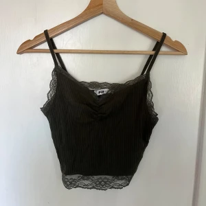 Army Grön Crop Top - Army grön crop top köpt på loppis detta år, den är bara testad och inte använd efter det. Storleken är small men men den är väldigt stretchy så passar mig som bär M/L. Den är dock tight i armhålan.