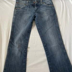 Jätte snygga jeans  - jag köpte de här jeansen men de va för små för mig🥲, så jag säljer de vidare till någon de kommer pasa 🩷 ( de ser väldigt ljusa ut på mina bilder men de är inte så ljusa i person) 