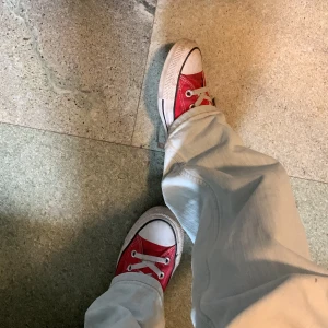 Röda converse - Röda converse, använda men ändå bra skick. Säljer superbilligt!💕