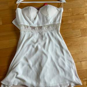 Oanvänd vit klänning, perfekt till studenten🤍Vaddering vid brösten och dragkedja i ryggen🌸