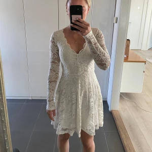 Klänning - Vit klänning från bubbleroom i spets. Finns en underkjol. Använd en gång och är i bra skick. 