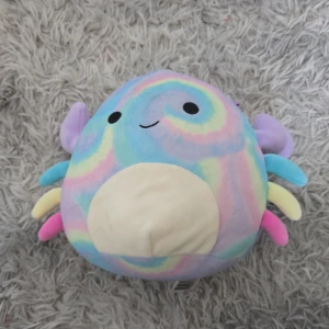 Squishmallow  - Rengbågigt krabb gosedjur