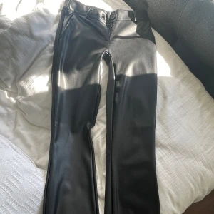 Byxor - Säljer mina läder byxor ifrån design by si. Aldrig använda då de är lite för stora för mig. De är sydda lågmidjade men är i jätte bra skick💞💞