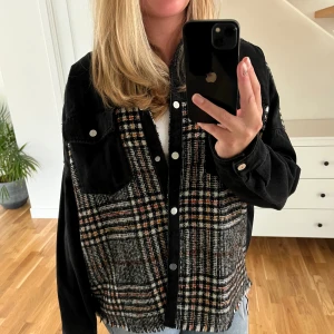 Supersnygg vårjacka - Snygg jacka från zara i svart jeansmaterial och flerfärgat tygmaterial. Stl M