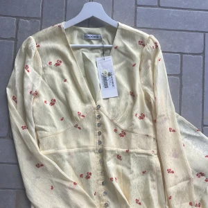 Lång klänning  - En super fin lång sommarklänning från Adoore(Paris dress)💕storlek M men sitter som en  S. Köpt för 1495 och säljer för 800❤️inte använt så super fint skick❤️fler bilder kontakta💗