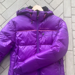 Dunjacka/skidjacka - Fin jacka från peakperformance. Använt några gånger men super fint skick❤️köpte för 2250kr säljer för 1500kr.