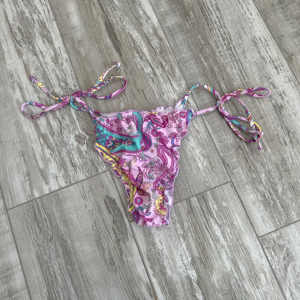 Nya och oanvända fina lila bikinitrosor med knytning som endast är tvättade och har sedan aldrig kommit till användning. FÖRST TILL KVARN!. Övrigt.