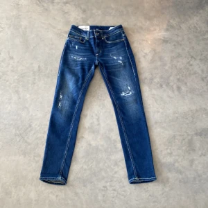 Dondup jeans - Tjena säljer dom här skit feta Dondup Jeansen helt nya💯💯 Inga defekter👏 säljer pågrund var för små för mig🧊